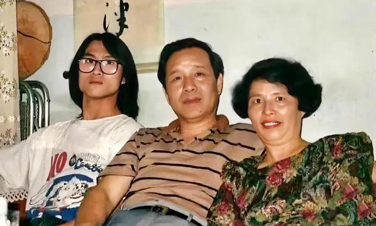 汪峰老师的生活照，父母与子女。遥想那个躁动的年代，谁家还没有个留着长发的叛