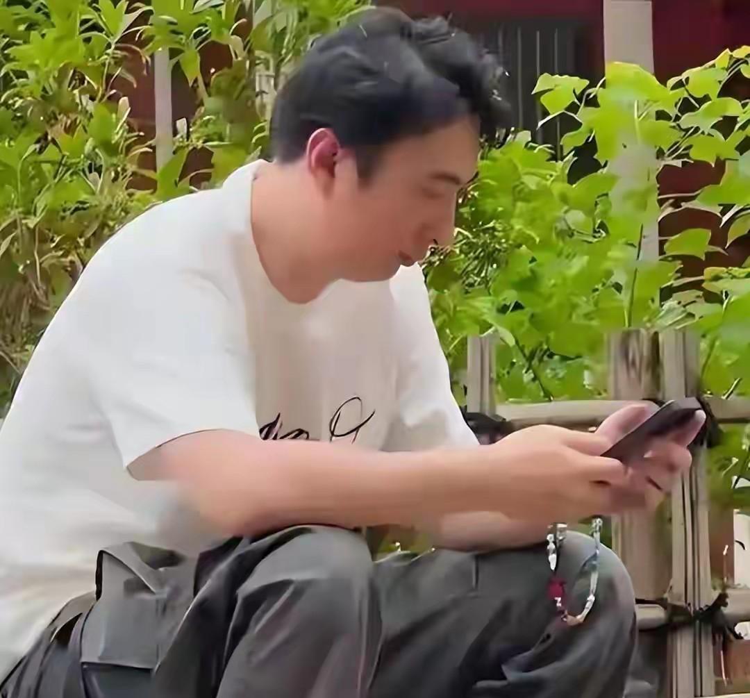 王思聪大骂某网红，说她一周二十万，又当又立的，火力全开，网友却不买账。感觉王思