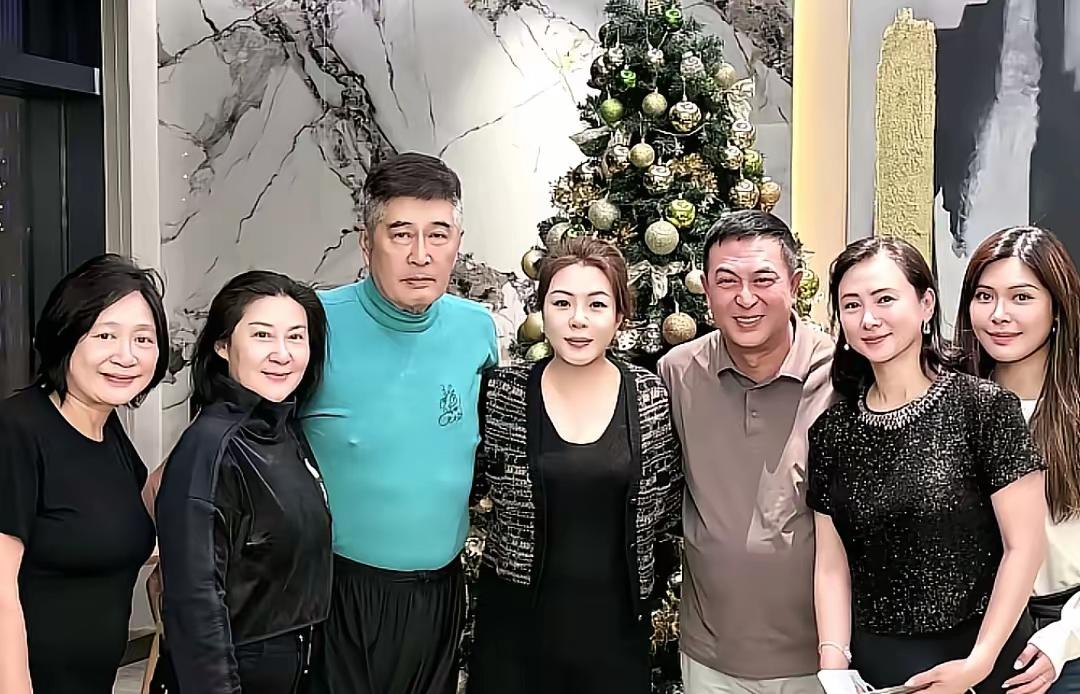 张嘉译人脉还挺广，挡不住的风情的女主角都是他的朋友！这说明，有风情的女人还是喜欢