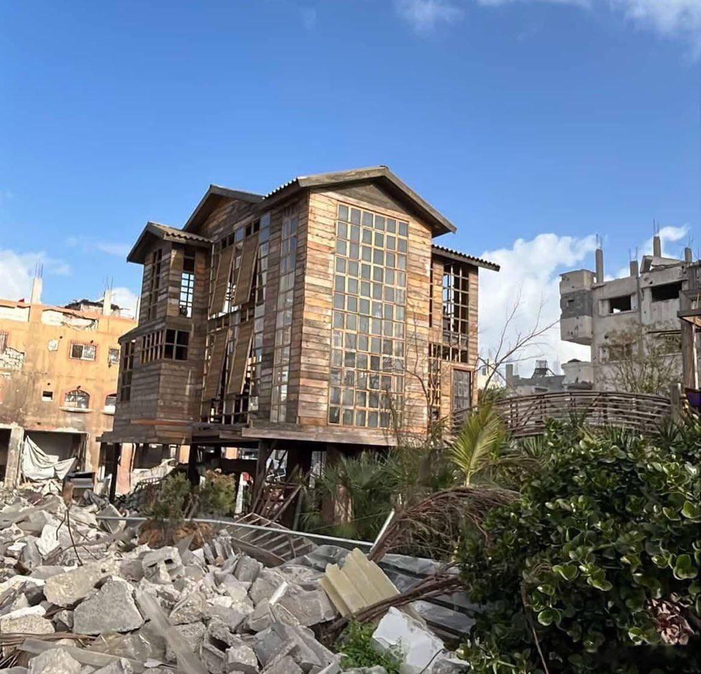 一名加沙地带的巴勒斯坦年轻人在废墟中用废木板造了一栋房子。但是这样的房子又能存在