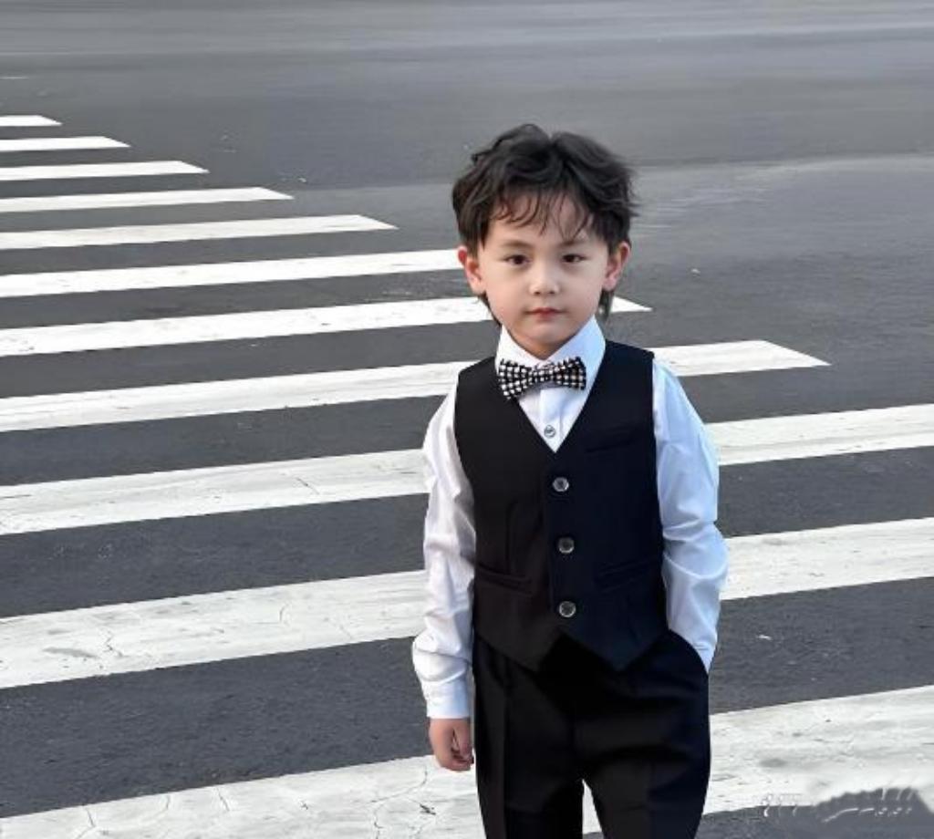 解气！前夫再婚只请儿子，七岁娃上台一句话让全场安静前夫再婚迎娶豪门千金，婚礼