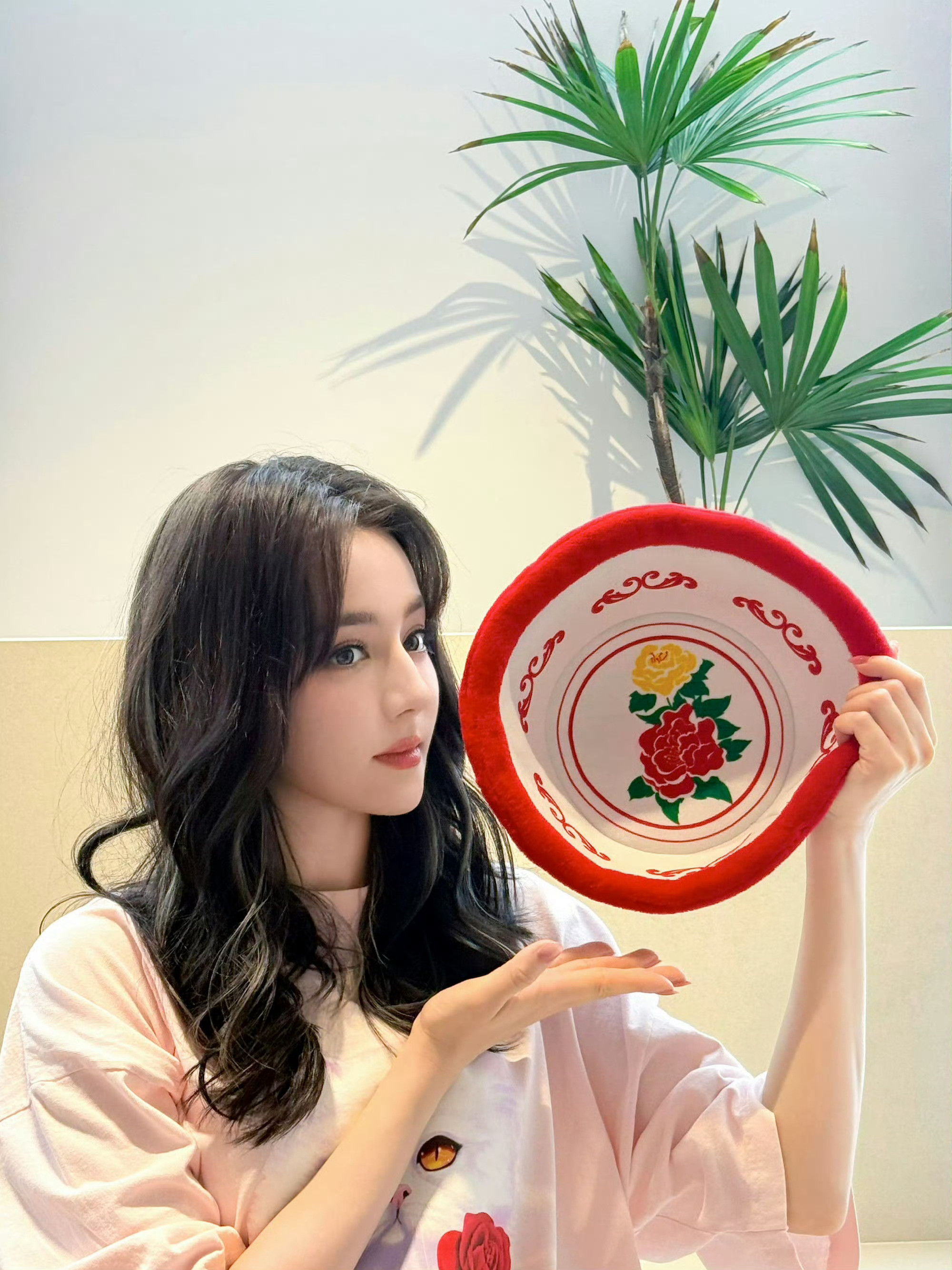 迪丽热巴把帽子上的囍字P掉了魔鬼细节才发现迪丽热巴把帽子上的囍p掉了欸，明