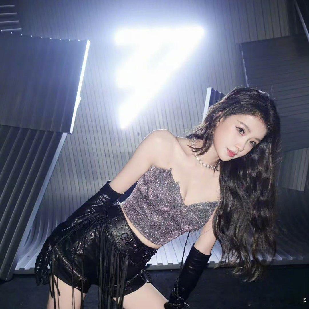 孙怡幼态脸高妹那天选人的时候我就一直盯着孙怡的腿看，又瘦又高，腿好长！！