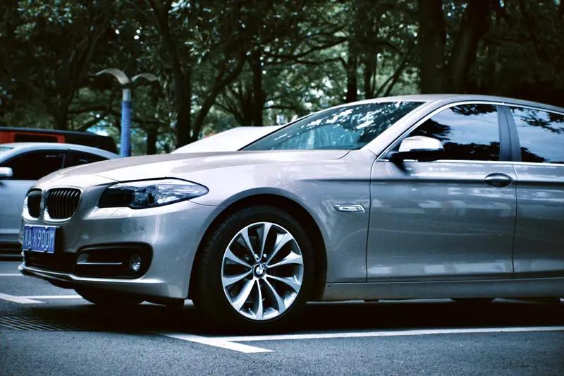 今年春节回老家发现一个现象，竟然有人租车开回家，而且是宝马。以前我总认为是