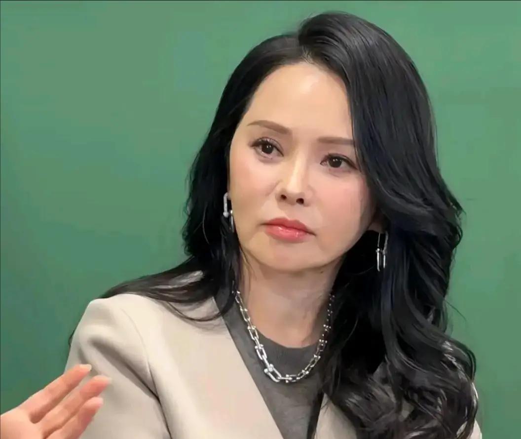 伊能静一年花掉120万保养，糖不碰冷饮不喝，结果现在上街得用伞和帽子把脸裹死，她