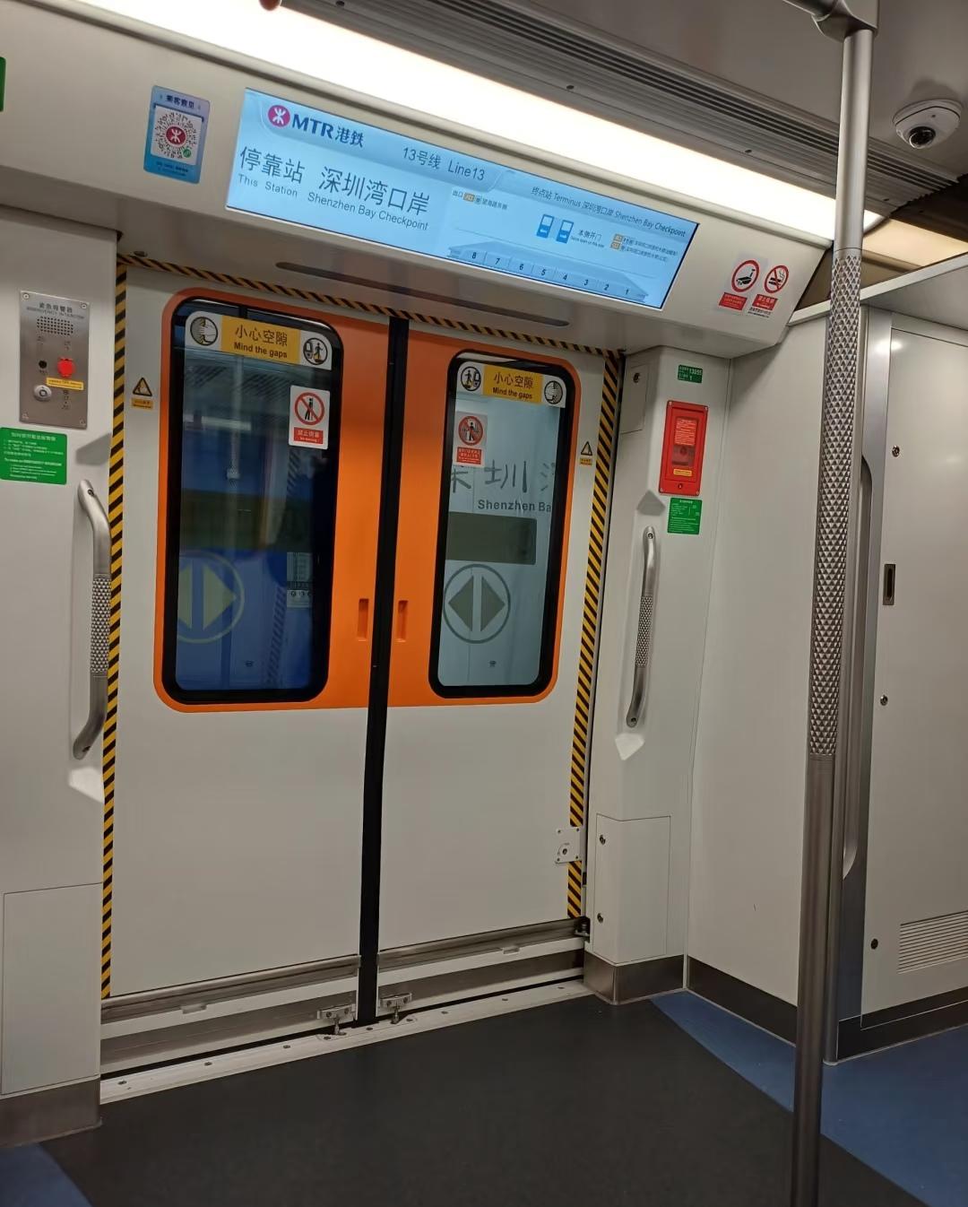 港人北上消费太猛了一般都是周末才会港深，北上消费的港人那是人潮汹涌。但今天工作