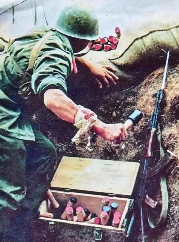 1984年，老山战斗，一22岁战士误闯入一个山洞，他发现里面竟都是女人。然而，就