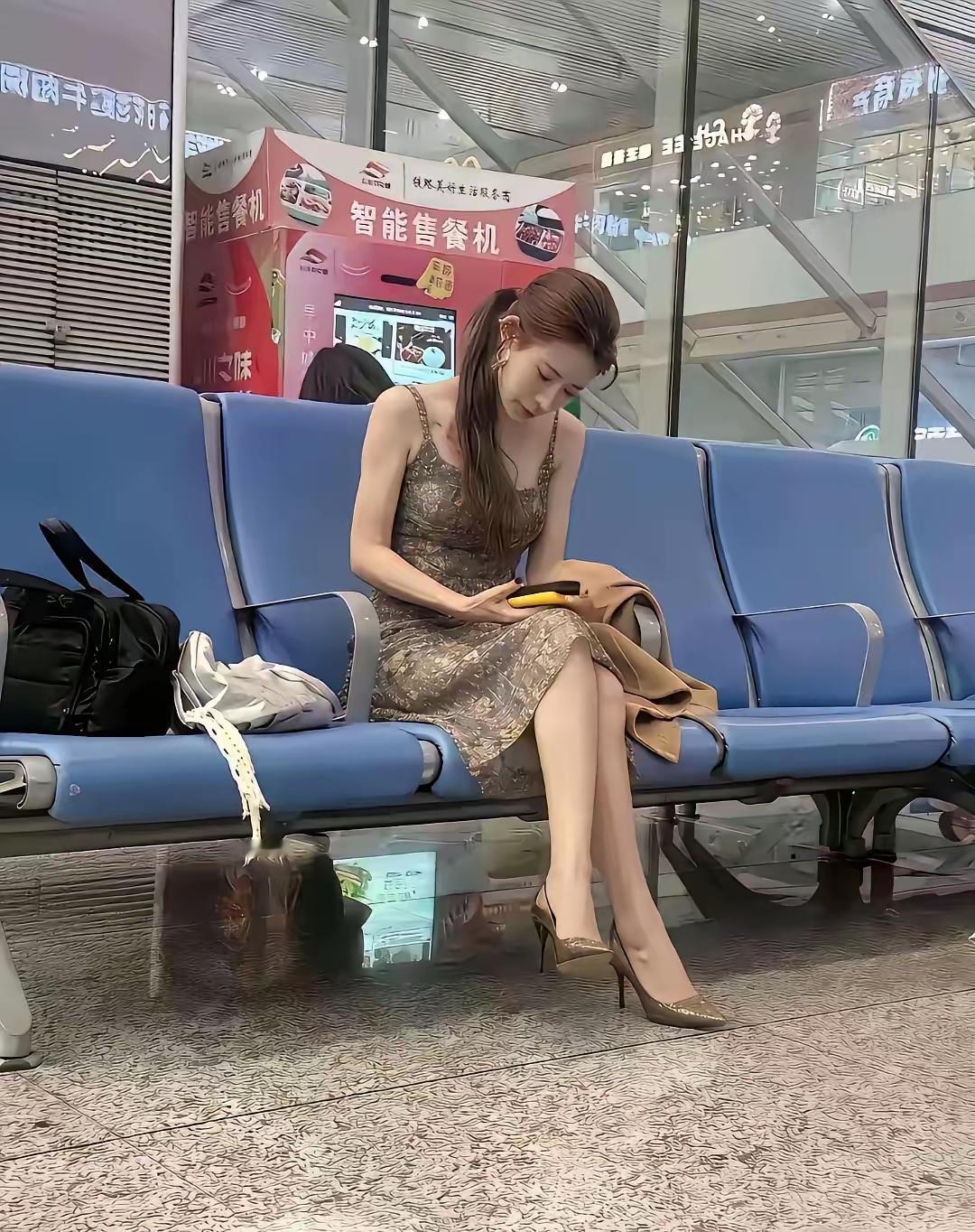 候车大厅里遇到的同行乘客