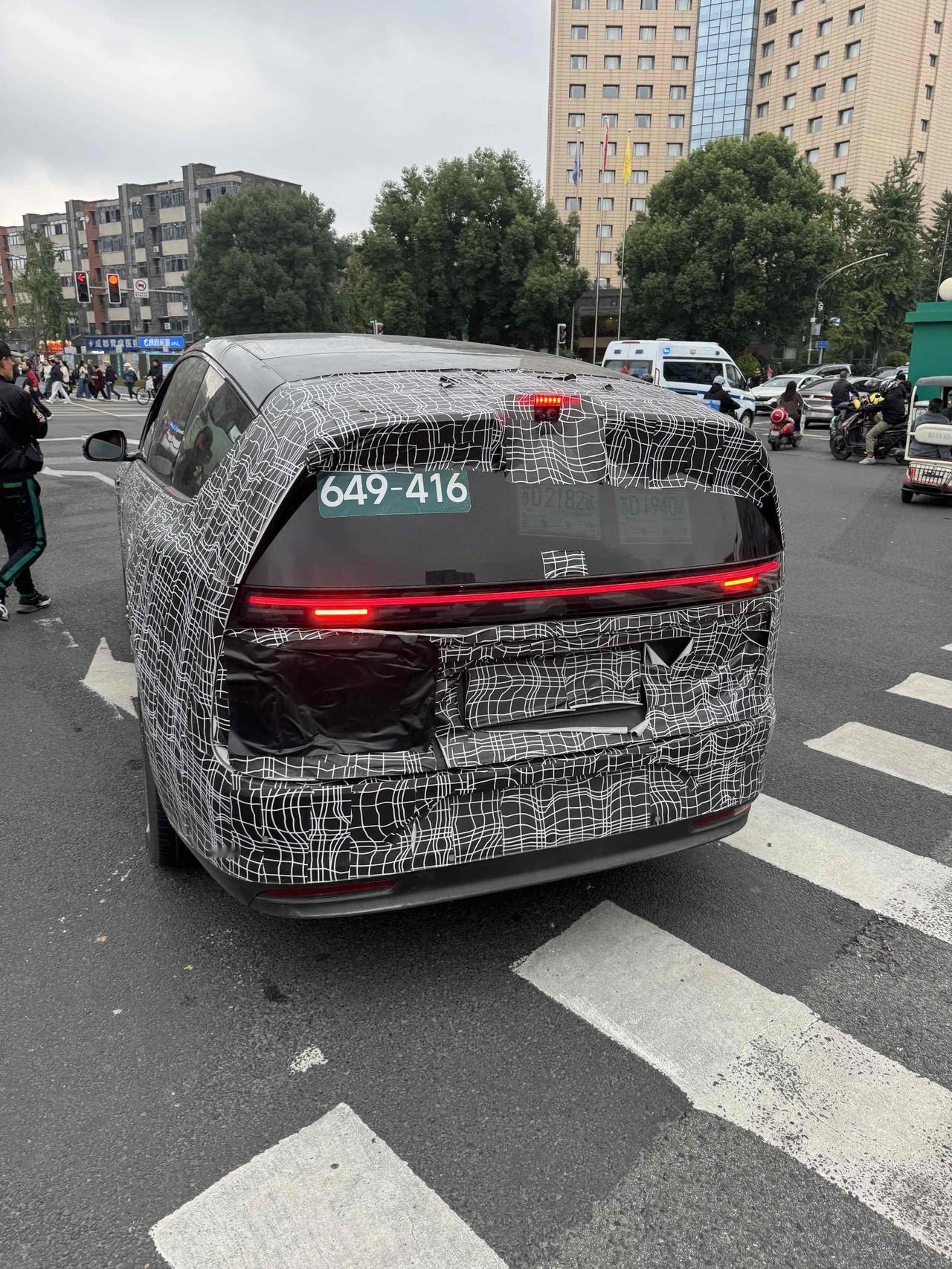 最近路上不少人拍到疑似理想i9的测试车，但仔细一看，我更倾向于这还是理想i