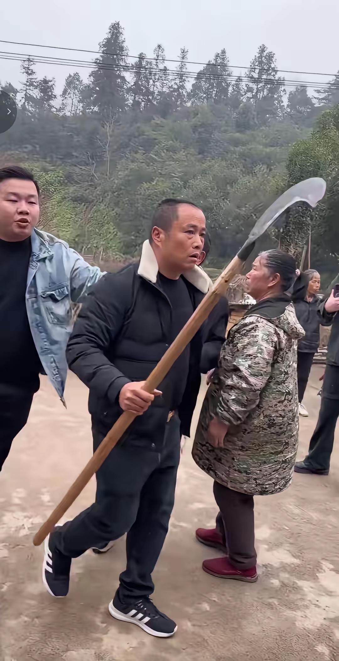 先不说900万粉网红团队有没有做好报备，湖南株洲这场杀猪宴，亮修山刀威胁人的操作