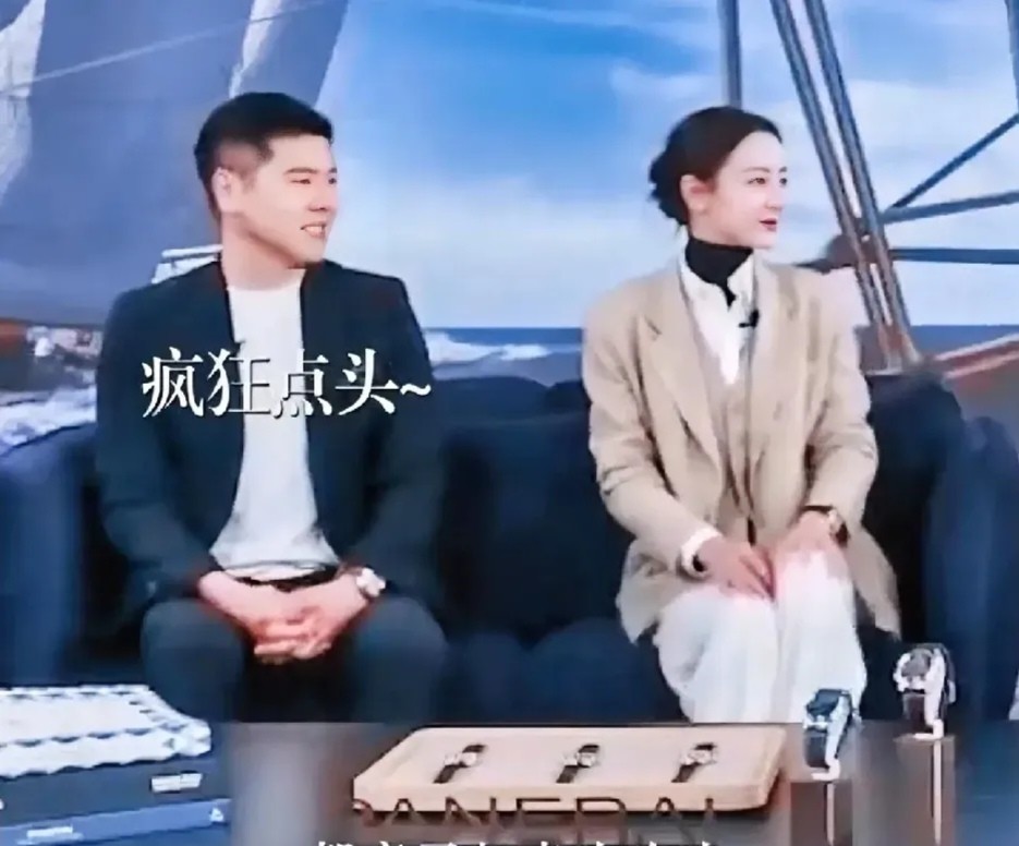 迪丽热巴和这位年轻老总同框的画面还挺养眼，男方全程笑得合不拢嘴，眼神里都是藏不住