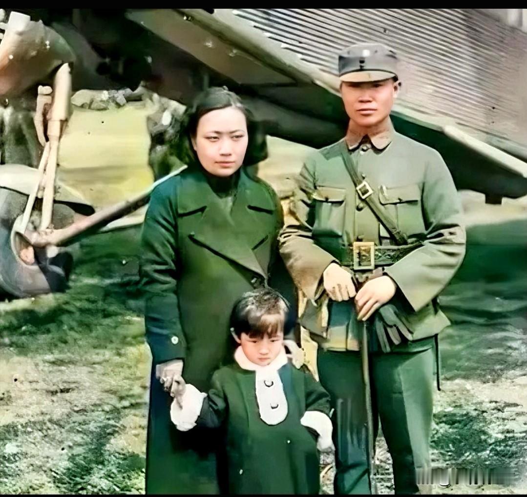 这便是陈诚将军年轻时候的真实模样，这绝非演戏，也不是影视剧里的演员，而是上世纪4