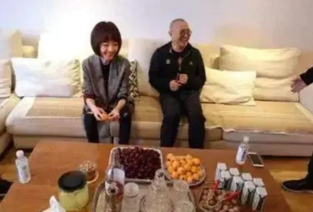 那年，李连杰邀请鲁豫来家里吃饭，鲁豫看着一盘腊肉，夹起来尝了几片，觉得挺好吃，准