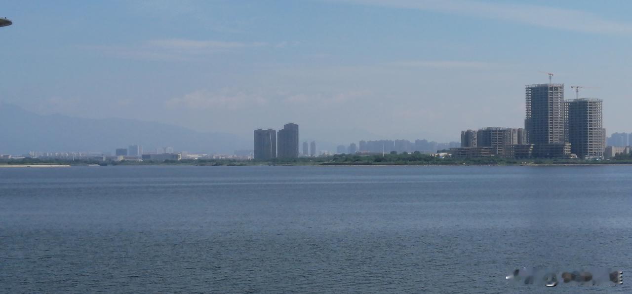 今天接到建行的电话。听得出是一个录音电话，是女孩子的声音。按下接听键我没出声
