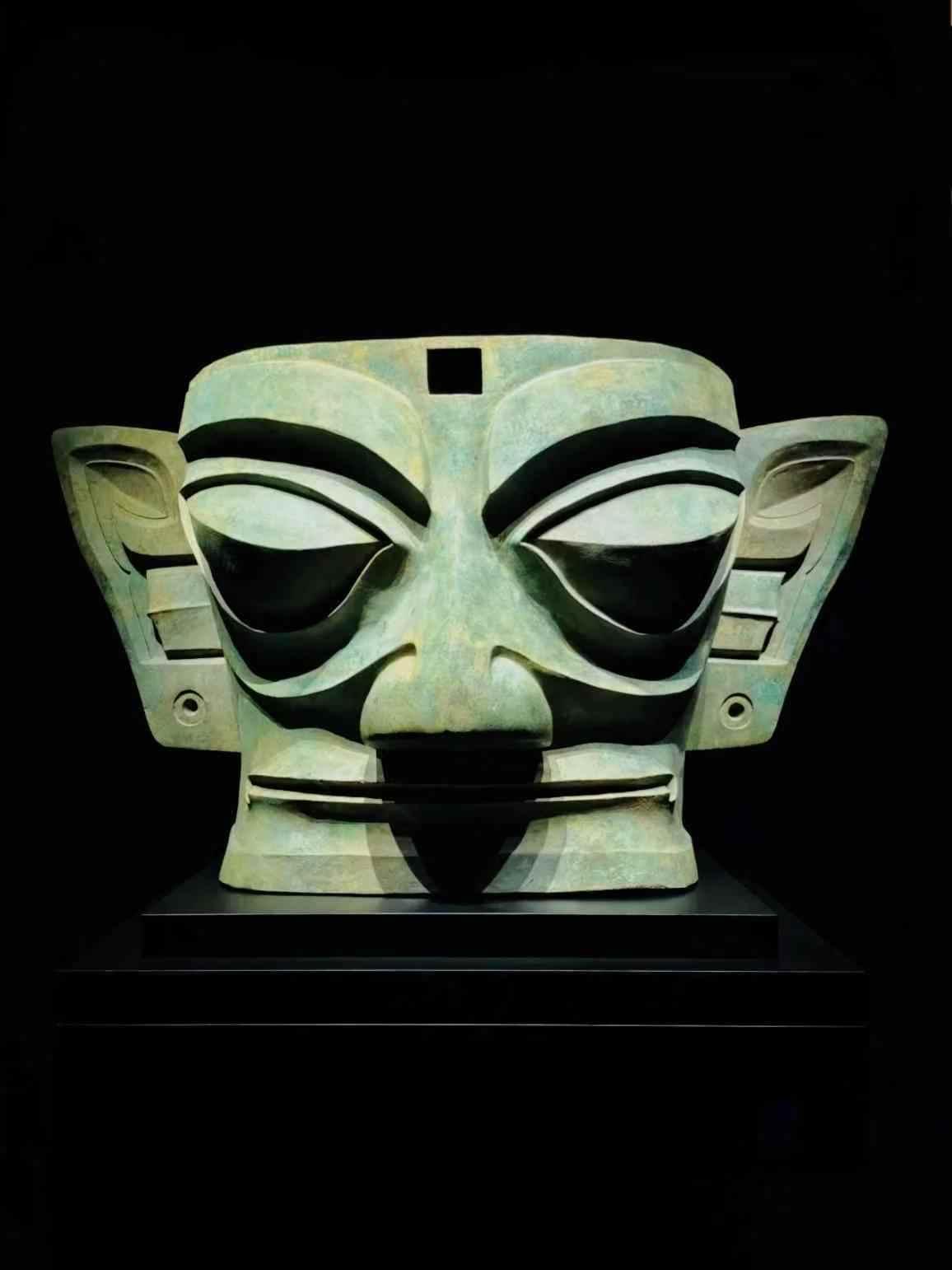 三星堆青铜器是华夏原生文明的巅峰之作，绝非外来产物。其造型中突出的眼饰，源于古蜀