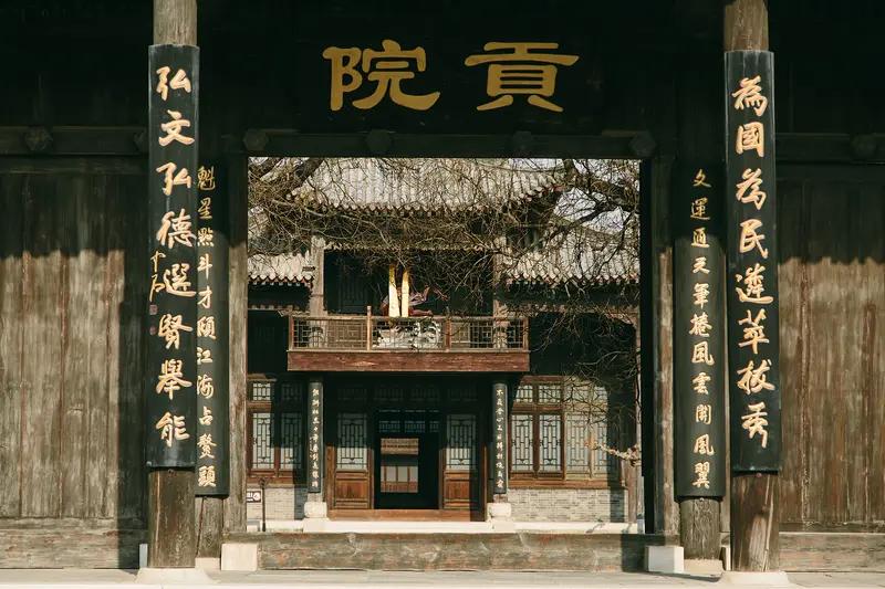 赚钱和做官，就像两条不同的人生赛道。想赚钱，目标是经济独立和财务自由，方式多样