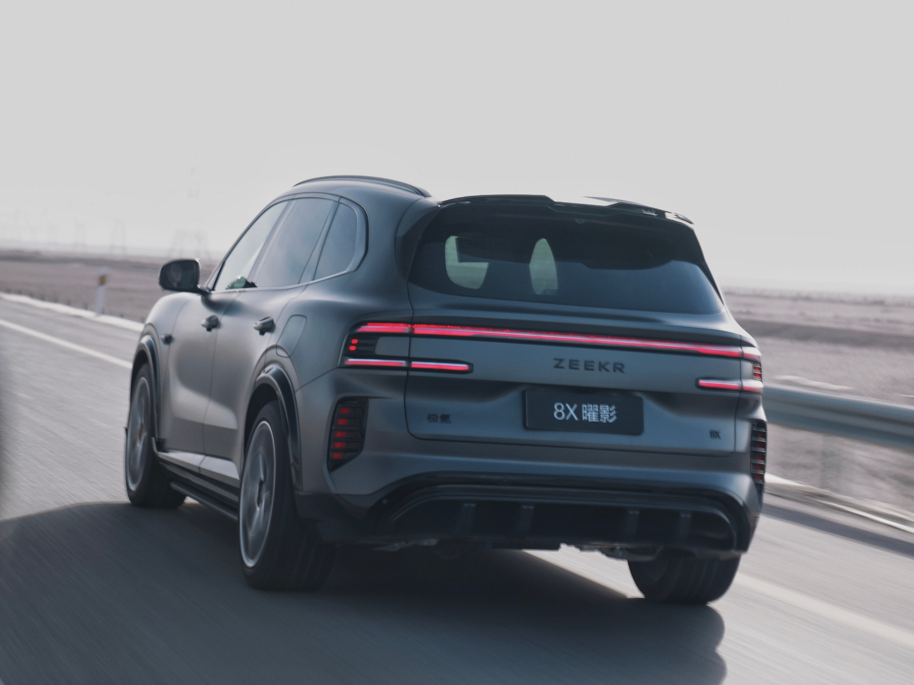 极氪8X曜影跑姿，喜欢下载原图自取