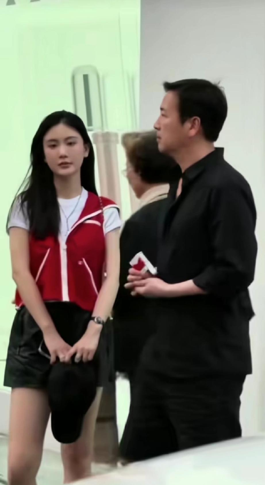楚玲和赖文峰俩人不管走到哪儿，都十指紧扣，恩爱如初恋！赖文峰和楚玲觉得他俩很