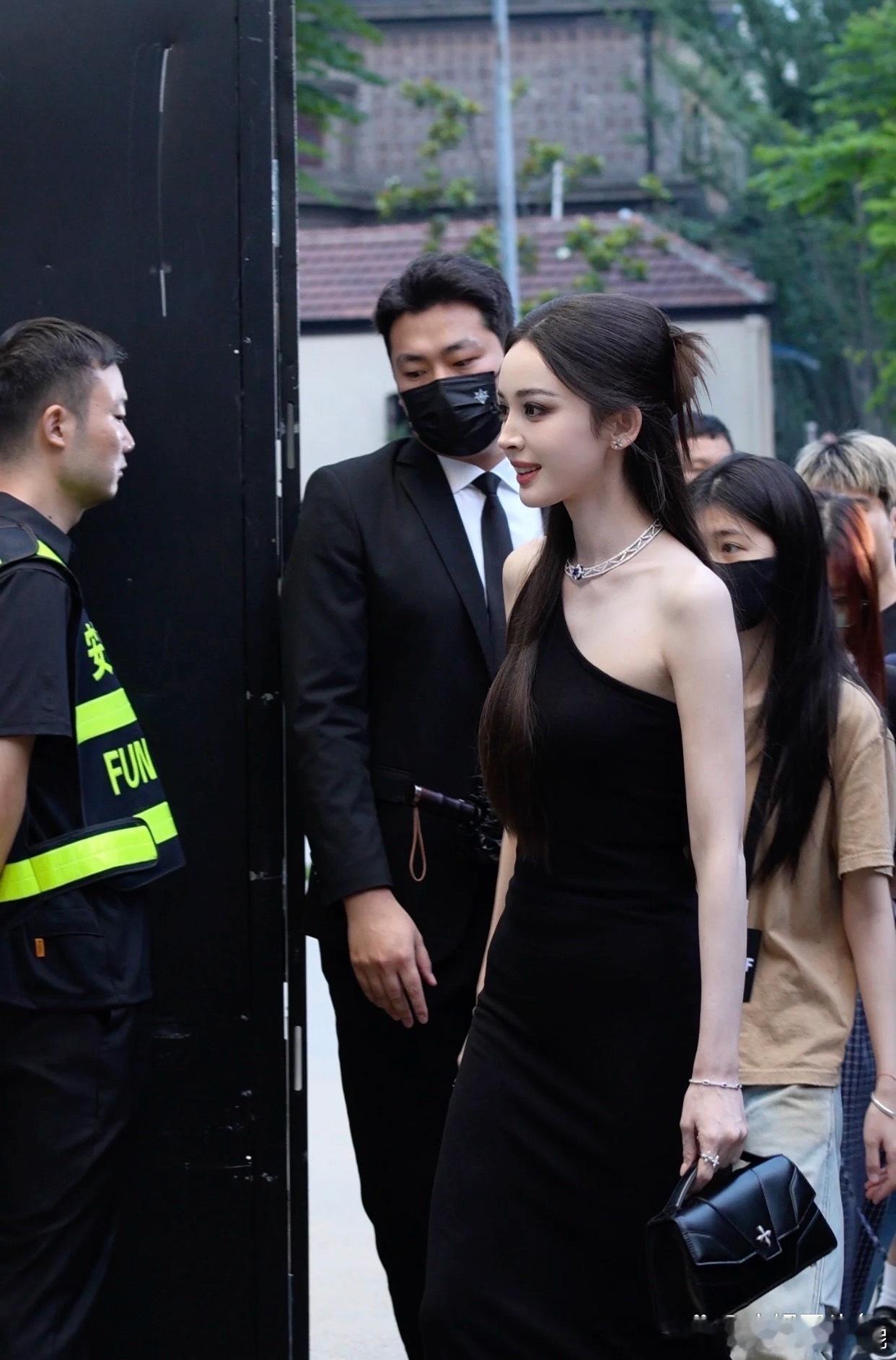娜扎生图，真的被震住了。镜头里已经很好看了，真人居然比电视上美这么多。