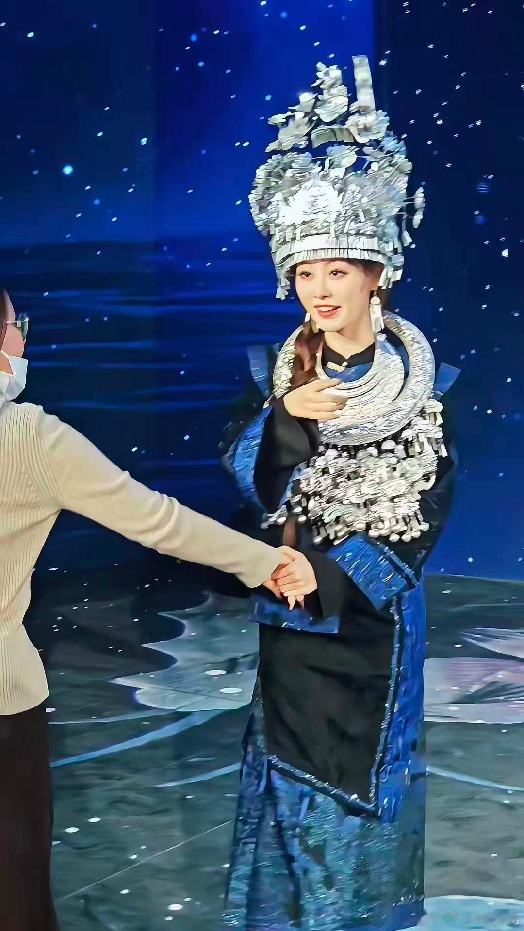 这跟和祝绪丹谈恋爱有什么区别天天“约会”的幸福感！她在台上彩排认真专注，下班路