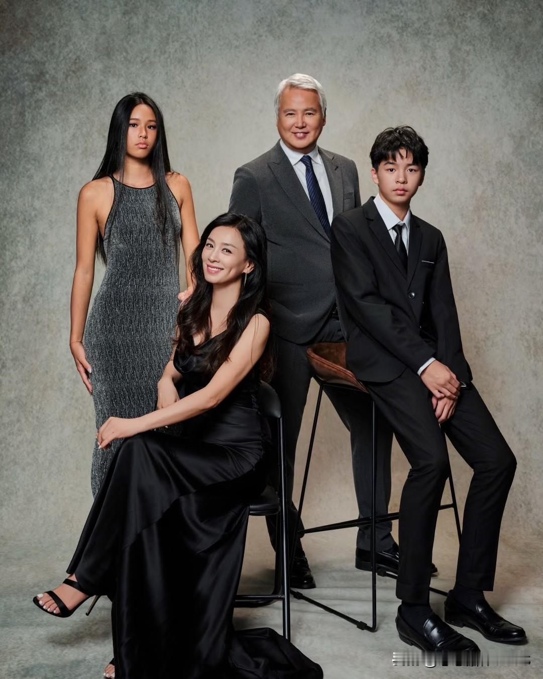 张庭家俩孩子真是越来越好看了！儿子完全继承了妈妈的好基因，帅气满分。女儿更是女大