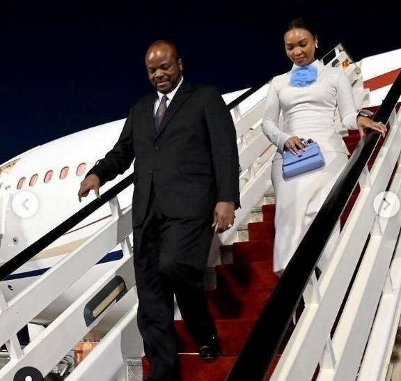 在非洲南部小国斯威士兰，一场跨国访问，将国王姆斯瓦蒂三世再次推上风口浪尖，新婚妻