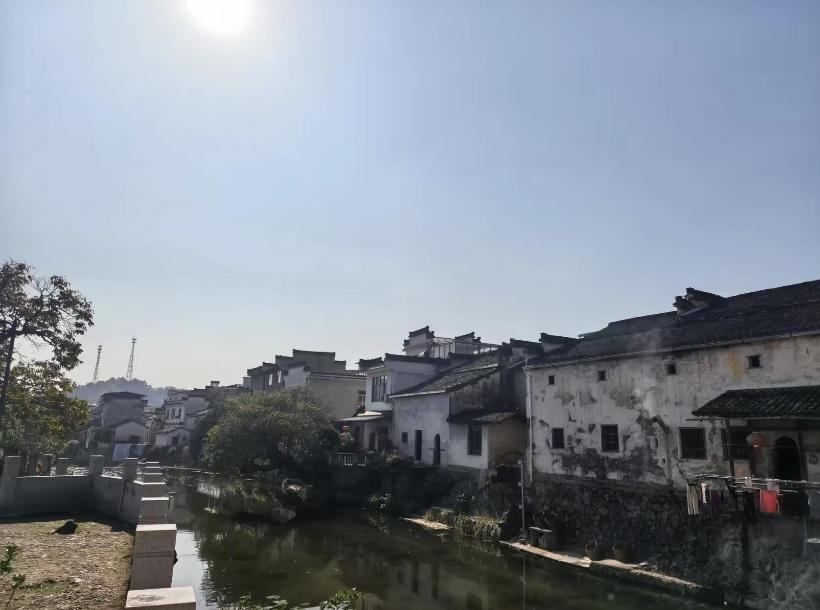 皖南除了宏村和呈坎，还有查济、许村、卢村、南屏村、石潭村等都是绝美的去处，相比高