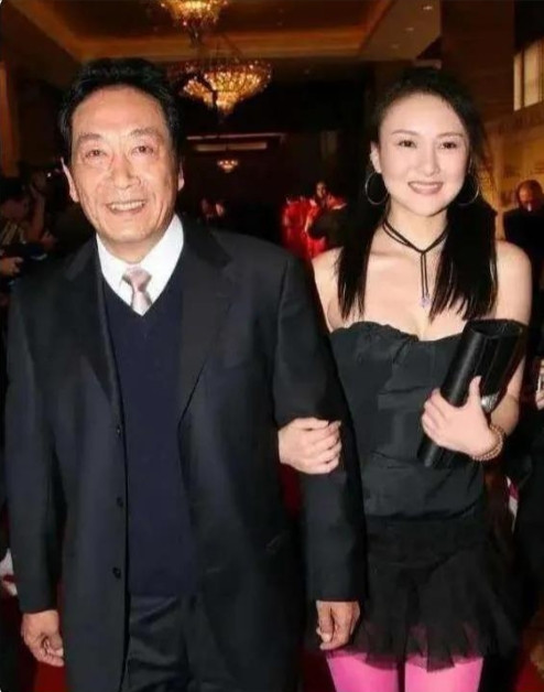 2015年，32岁的饶芯语为69岁的王奎荣生下女儿，女儿百日宴的时候，吴京、葛优