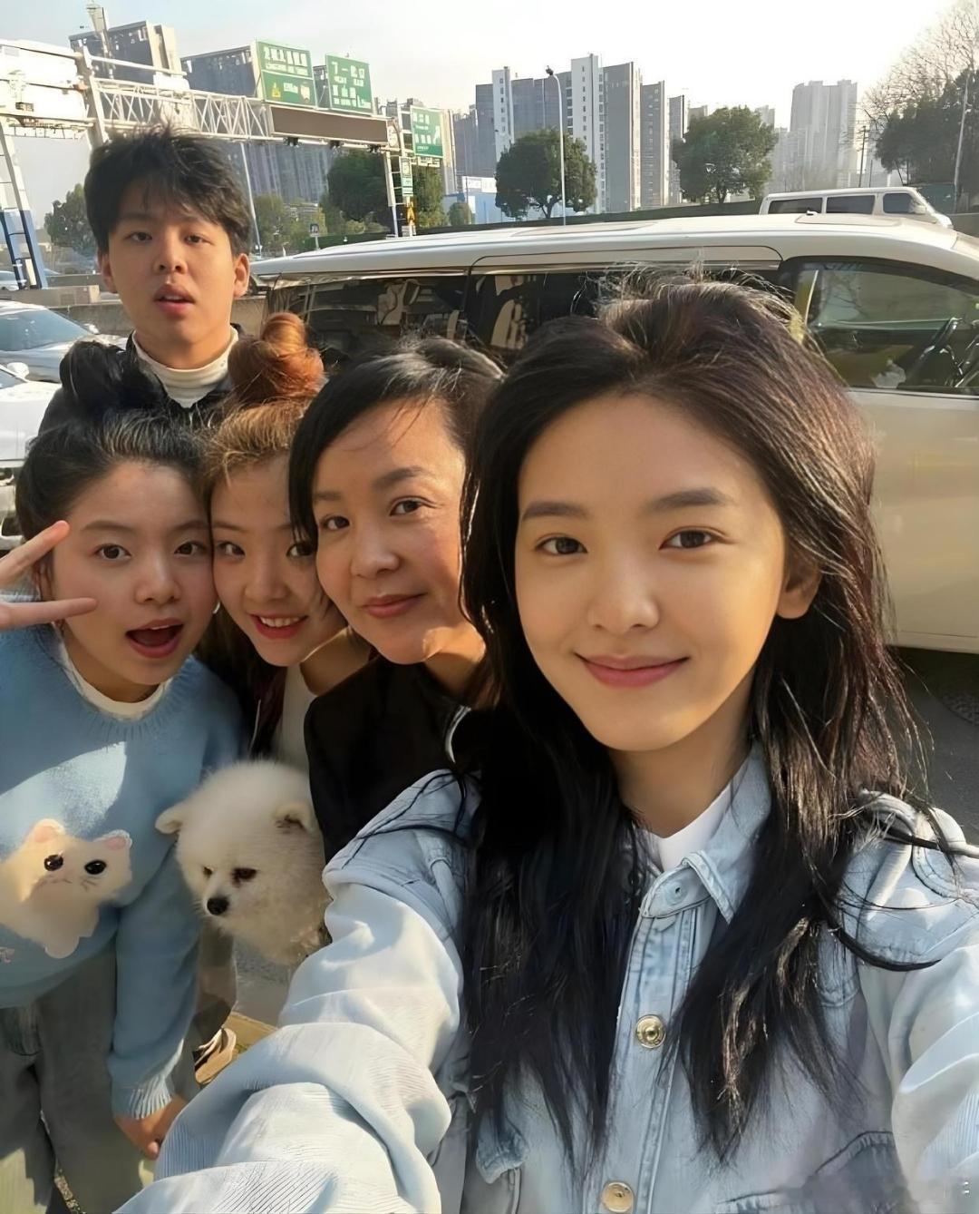 章若楠一家子，她是中了基因彩票那个吧。