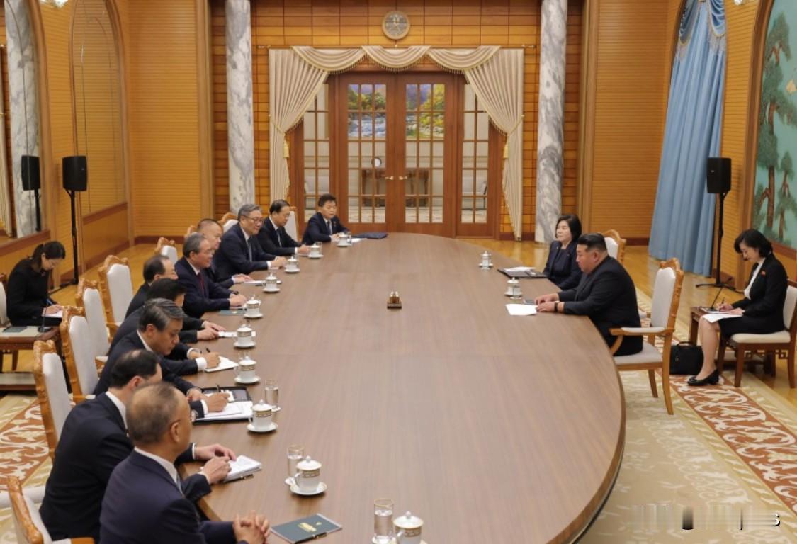 朝鲜的金正恩会见中国代表团，会议室形式富有朝鲜特色。朝鲜一侧，只放了两把椅子，朝