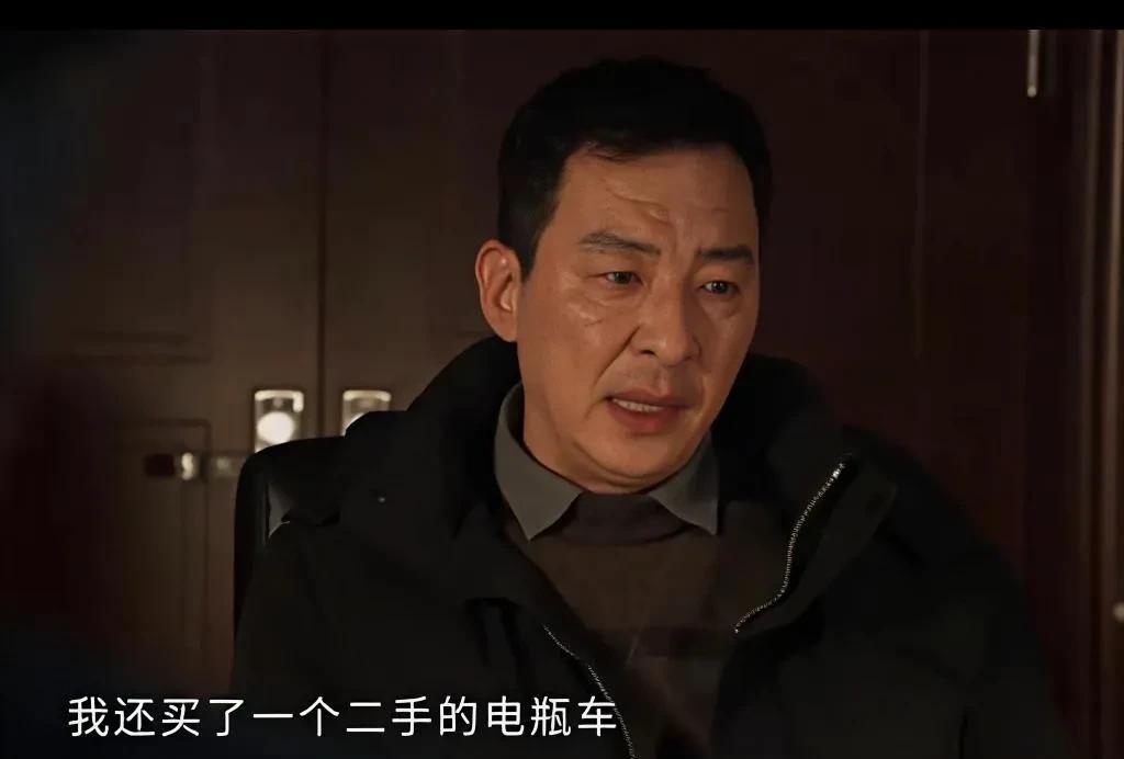 《以法之名》万海判了十年十个月，张文菁再一次掳走。洪亮想脱衣服，但又被穿上了。