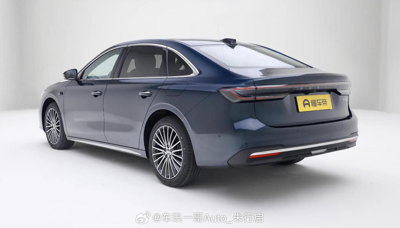 吉利银河星耀7开启预售，新车定位中型轿车，搭载1.5T插电混动系统，顶配车型搭载