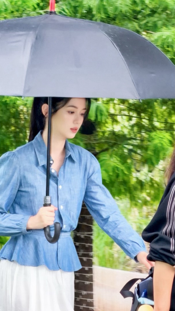周也雨中撑伞镜头周也雨中撑伞神图氛围感难以复刻的雨中撑伞镜头，周也置身细雨，一