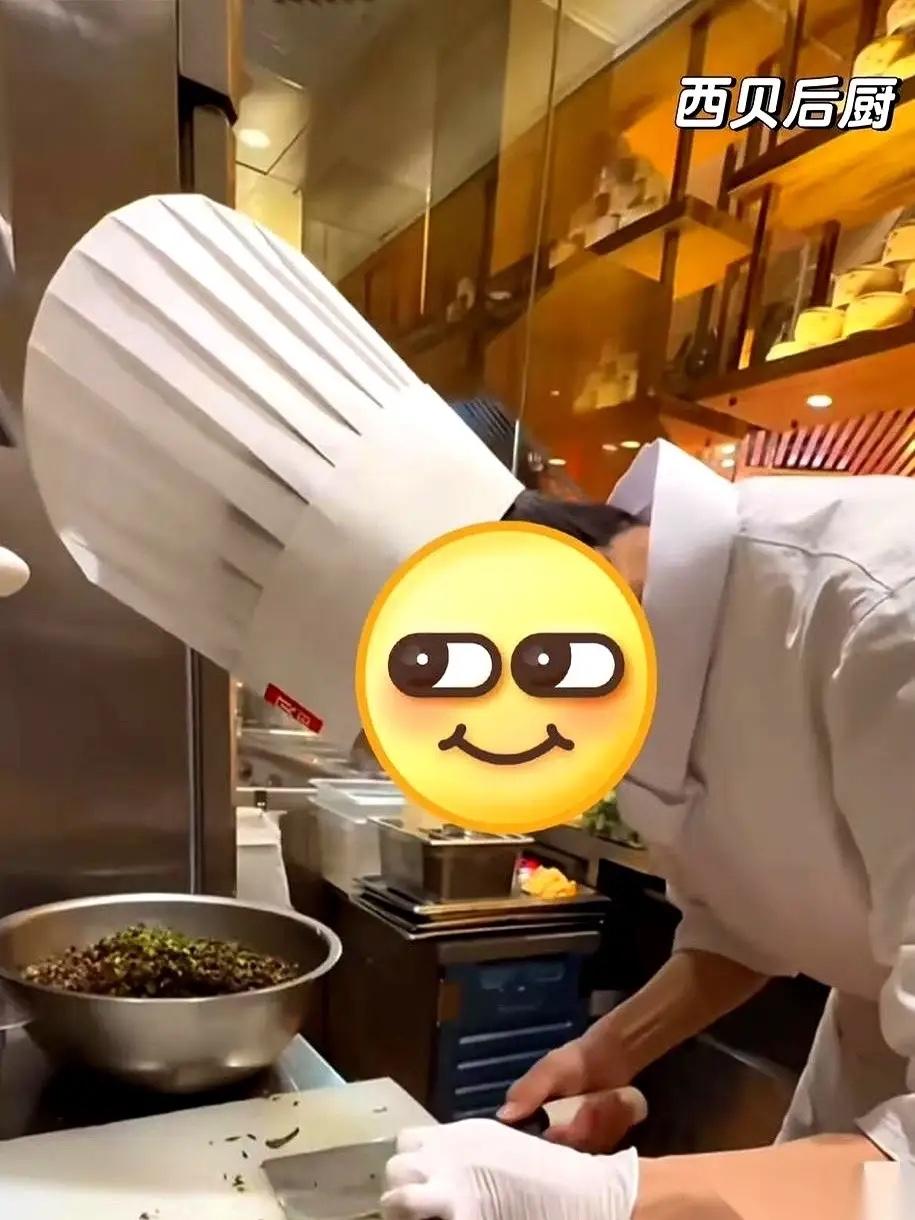我那在西贝当厨子的表弟，昨天给我打电话，声音都快哭了。“哥，我快疯了！外面一个