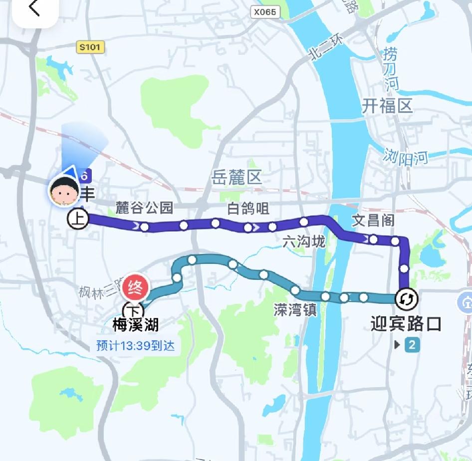 从麓谷前往梅溪湖竟要绕去河东，这操作实在令人费解！如同从自家到隔壁小区，却先得跑