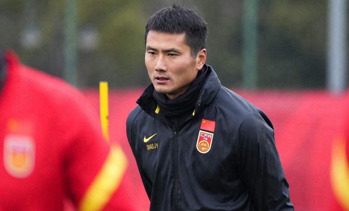 国足球员纹身我忍了，但是美甲实在接受不了：U22国足0:1越南，转播镜头惊现某位