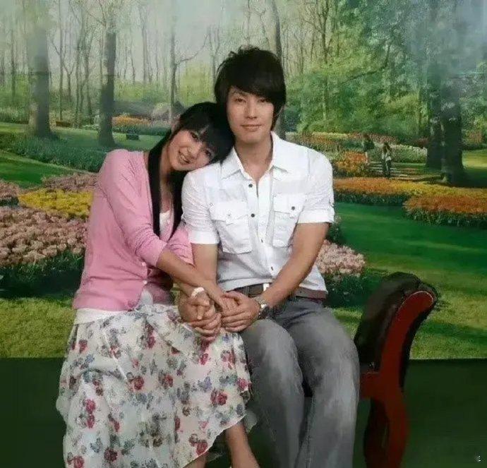 小时候不觉得土！如今…明星都如此，何况普通人[捂脸哭]​​​