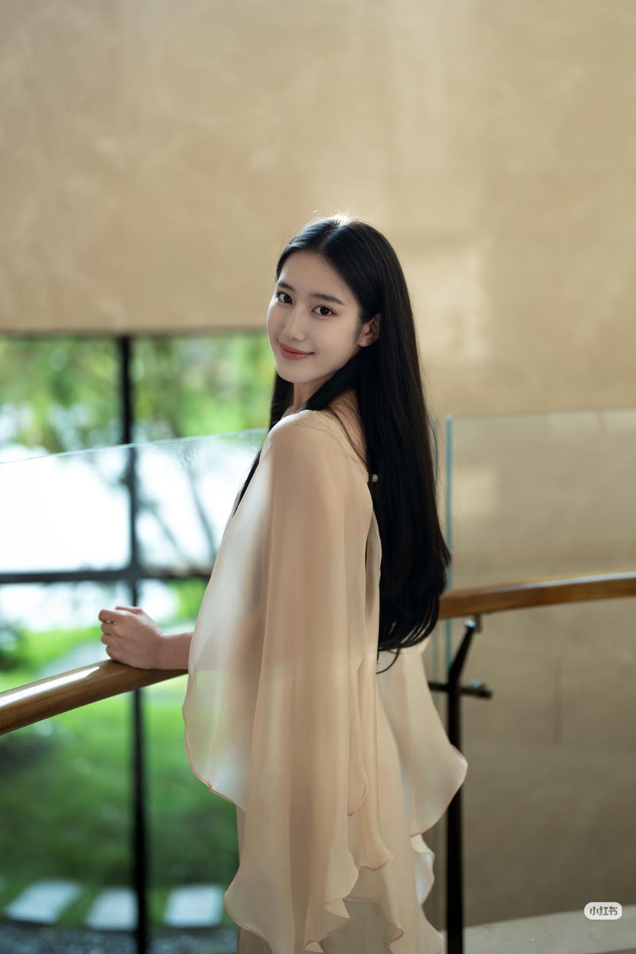 轻纱拂面，笑语盈盈。