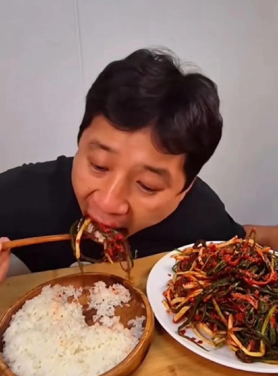 韩国人吃饭样子真奇怪，那么长的整根泡菜，都不会把它扯碎一点了再吃吗？非要整条泡菜