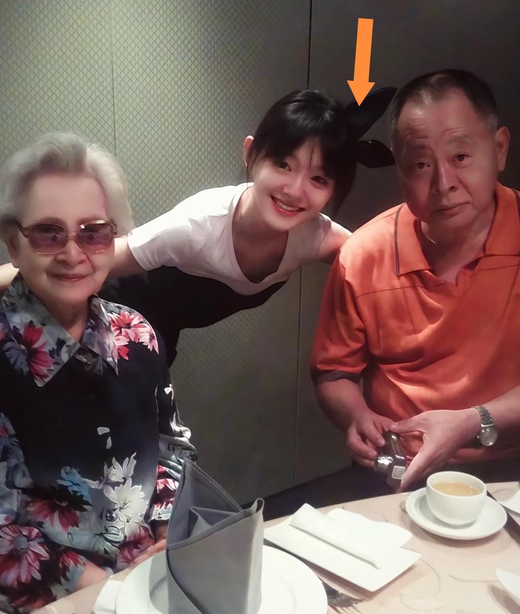 大S三十多岁的时候，留着刘海，头上还戴着很少女、很可爱的黑色蝴蝶发夹，一点违和感