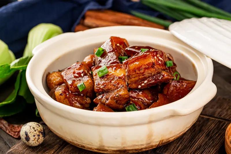 做红烧肉放不放辣椒，这得看个人口味。我比较喜欢放辣椒，加了辣椒后，红烧肉多了一份