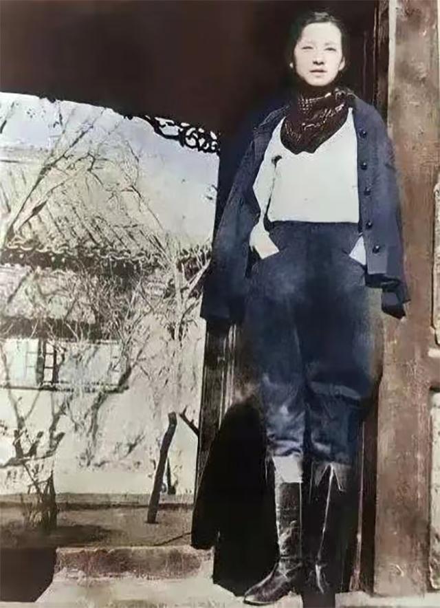 1935年的一个瞬间，北平北总布胡同二十四号的宅院门前。站在木门边的林徽因一改大