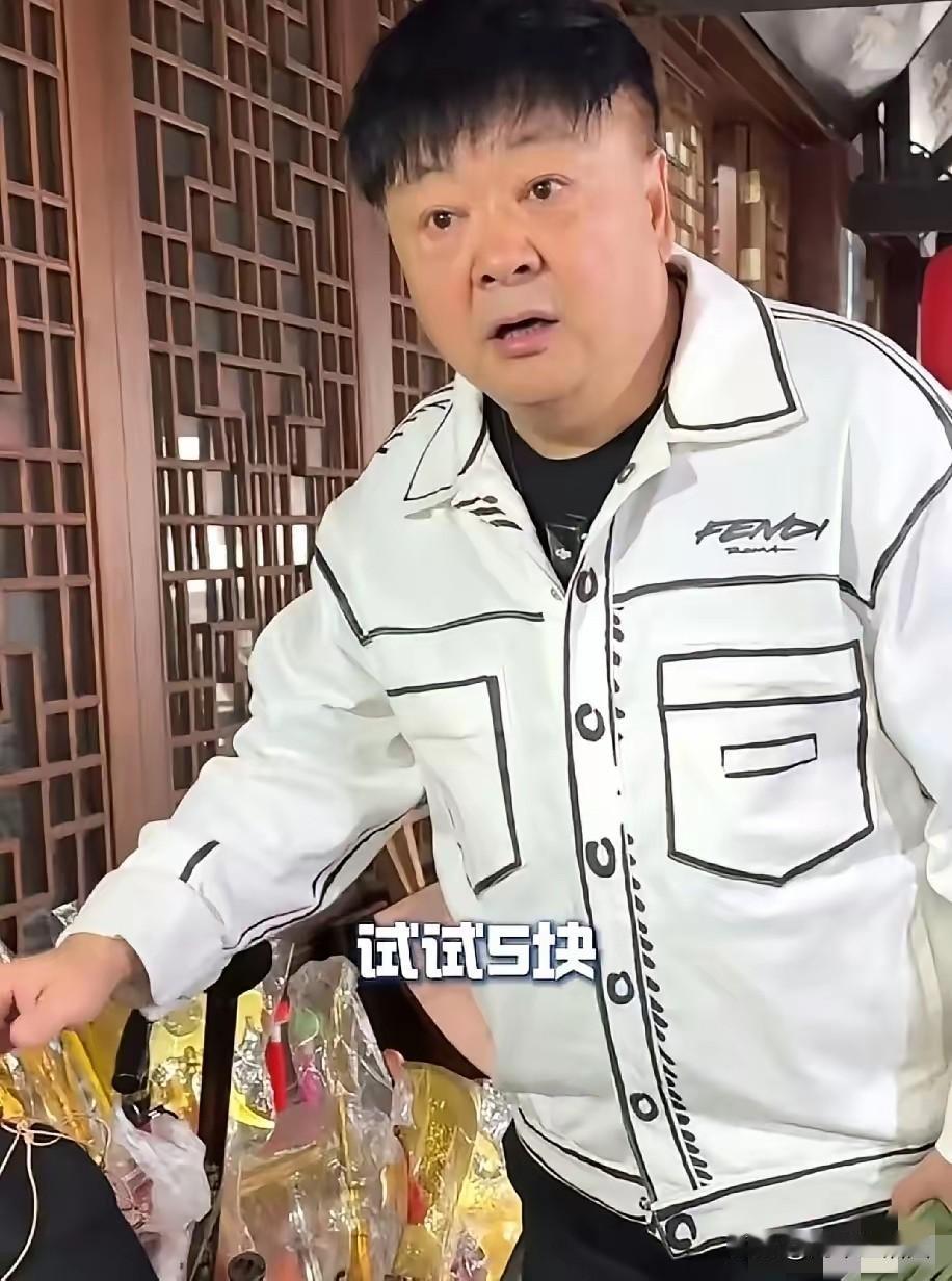 大家发现没有，不管是我们普通人还是明星，去什么古镇旅游总会被坑、被鄙视，不信你看