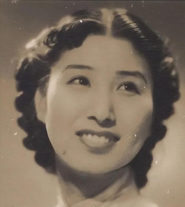 1940年深夜，郑苹如被押到小树林秘密处决，特务看她如此漂亮，实在不忍心下手，突