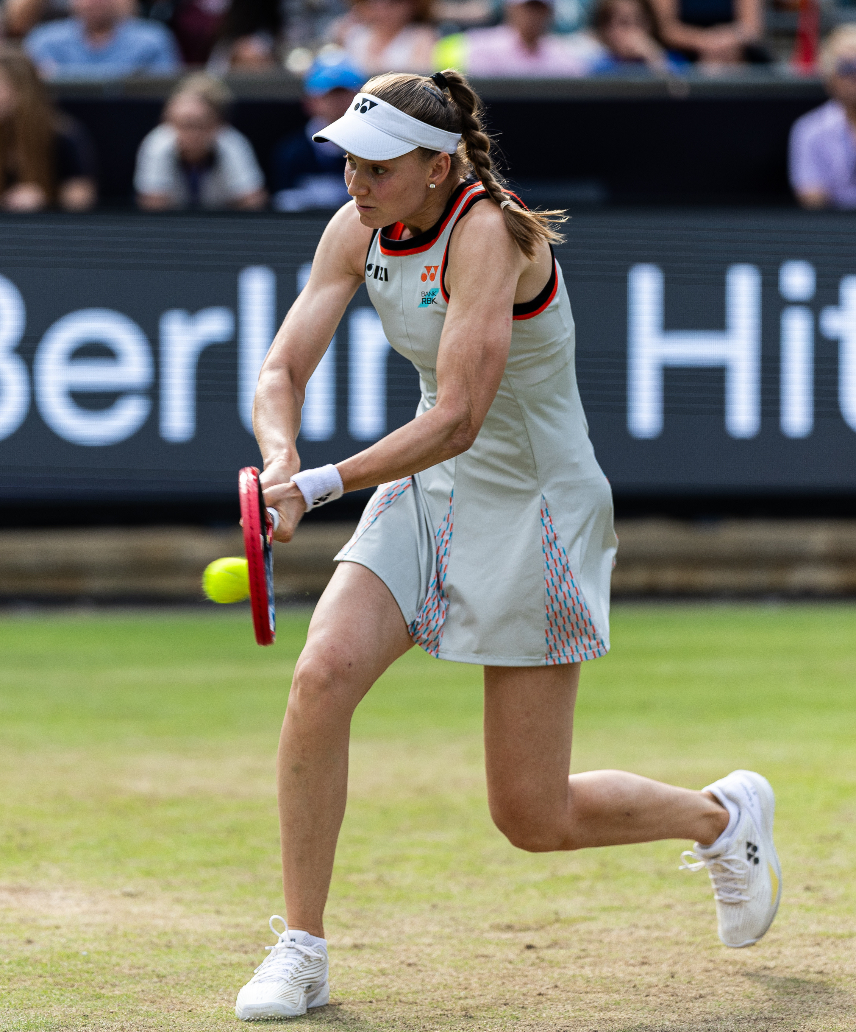 伊埃拉淘汰世界第二💥WTA500柏林站第二轮，持外卡出战的伊埃拉以7-56-