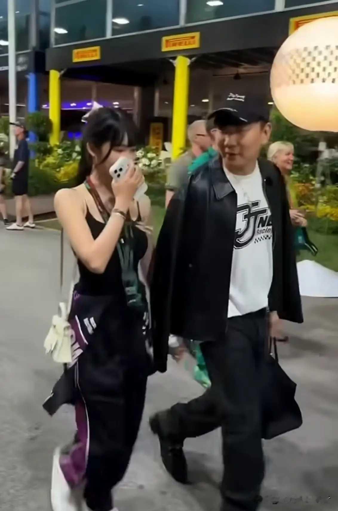 林俊杰果然喜欢年轻小妹妹，七七比她小21岁，面相看起来差距不大，林俊杰保养的好，