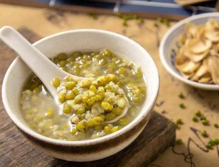 58岁女子查出高血脂，天天吃绿豆，复查时医生称赞：6点做得好体检报告上总胆固