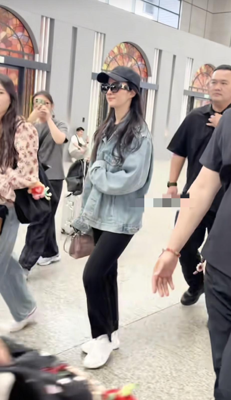 6月18日，刘亦菲现身机场准备回家，她的腿好粗，打扮也挺土气，总是喜欢穿这种黑色