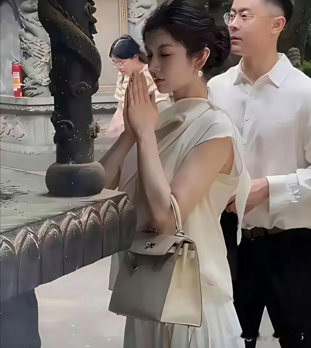 生的貌美如花，手里还提N多万的包包；不仅仅有财更是有美貌！如此都已经可以打败百