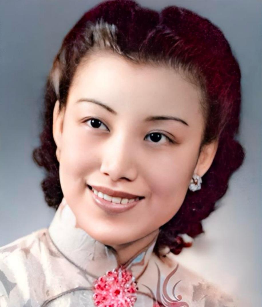 她是上海滩名副其实的千金小姐，她家有钱到什么程度呢？据说上海滩仅有两辆最新款别克